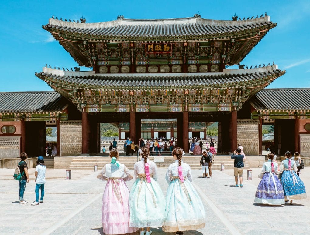 hanboks at gyeongbokgung
